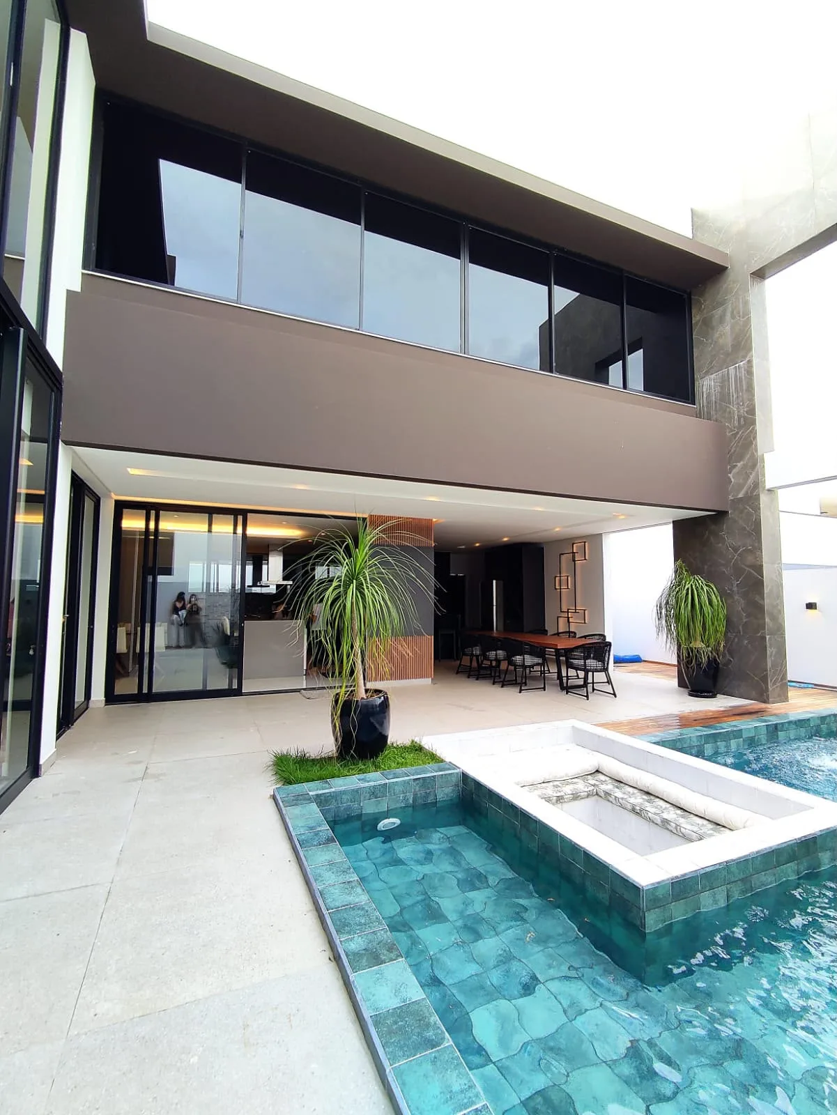 Área de convivência integrada à piscina